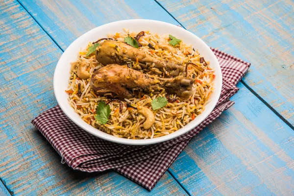 Pollo biryani con pezzo gamba e raita — Foto Stock