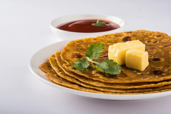 Paratha chaud délicieux au ghee et sauce tomate Images De Stock Libres De Droits