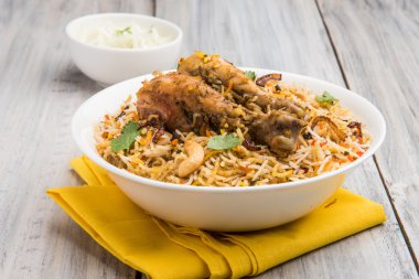 tavuk biryani bacak parça ve raita