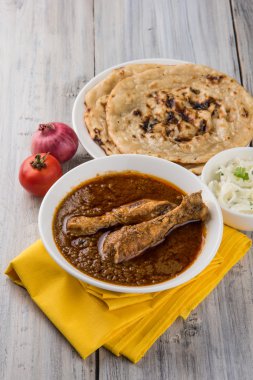 İngiltere, Hindistan, pakistan, Asya, tavuk tikka masala, burada kasede pirinç pilavı ve Chapati eşliğinde servis en popüler kırmızımsı tavuk köri