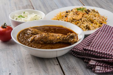 İngiltere, Hindistan, pakistan, Asya, tavuk tikka masala, burada kasede pirinç pilavı ve Chapati eşliğinde servis en popüler kırmızımsı tavuk köri