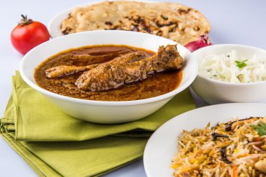 İngiltere, Hindistan, pakistan, Asya, tavuk tikka masala, burada kasede pirinç pilavı ve Chapati eşliğinde servis en popüler kırmızımsı tavuk köri