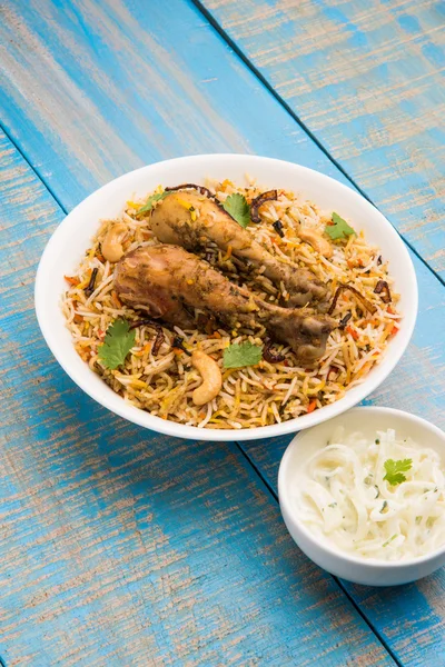 Biryani de pollo con pieza de pierna y raita —  Fotos de Stock