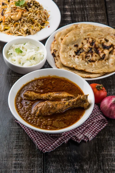 İngiltere, Hindistan, pakistan, Asya, tavuk tikka masala, burada kasede pirinç pilavı ve Chapati eşliğinde servis en popüler kırmızımsı tavuk köri — Stok fotoğraf