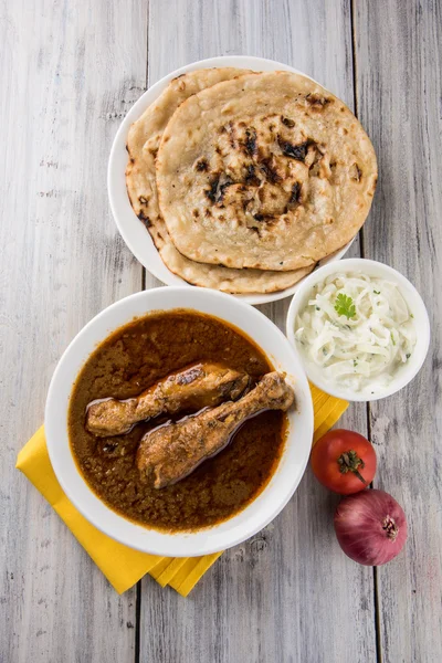 Mest populära rödaktig kyckling curry i Storbritannien, Indien, pakistan, Asien, kyckling tikka masala, här serveras i skål, tillsammans med pilau ris och chapatis — Stockfoto