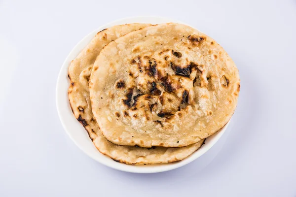 Pain spécial indien également connu sous le nom de beurre roti, chapati, naan, kulcha, paratha, tanduri roti — Photo