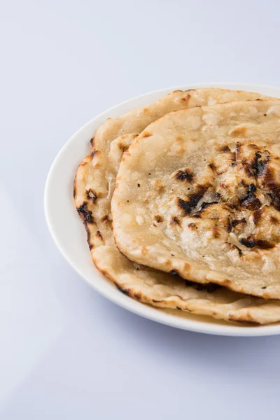 Pain spécial indien également connu sous le nom de beurre roti, chapati, naan, kulcha, paratha, tanduri roti — Photo