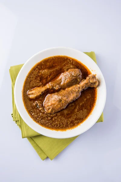 Curry de pollo en un tazón / Curry de pollo malayo / Curry de pollo indio / Curry de pollo paquistaní / Curry de pollo asiático / Masala de pollo, curry de pollo rojo, preparación de pollo picante — Foto de Stock