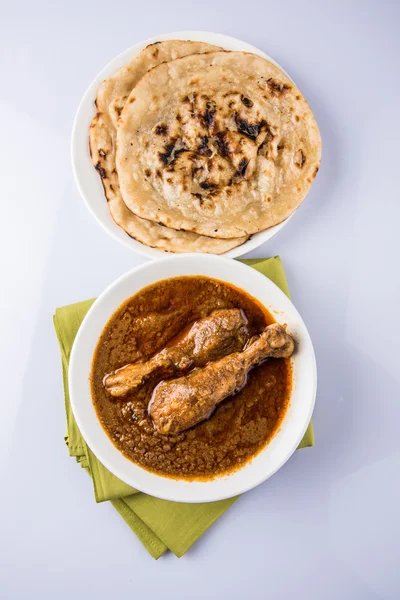 İngiltere, Hindistan, pakistan, Asya, tavuk tikka masala, burada kasede pirinç pilavı ve Chapati eşliğinde servis en popüler kırmızımsı tavuk köri — Stok fotoğraf