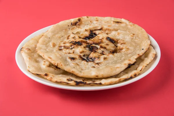 Індійський спеціальний хліб, також відомий як масло роті, чапаті, наан, кульча, парата, танурі роті — стокове фото