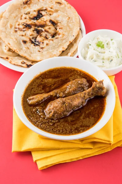 İngiltere, Hindistan, pakistan, Asya, tavuk tikka masala, burada kasede pirinç pilavı ve Chapati eşliğinde servis en popüler kırmızımsı tavuk köri — Stok fotoğraf