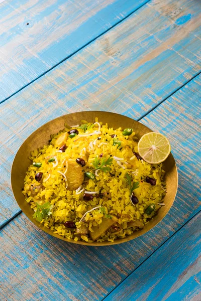 Poha ou aalu poha ou pohe composto por arroz batido ou arroz achatado, petisco indiano favorito — Fotografia de Stock