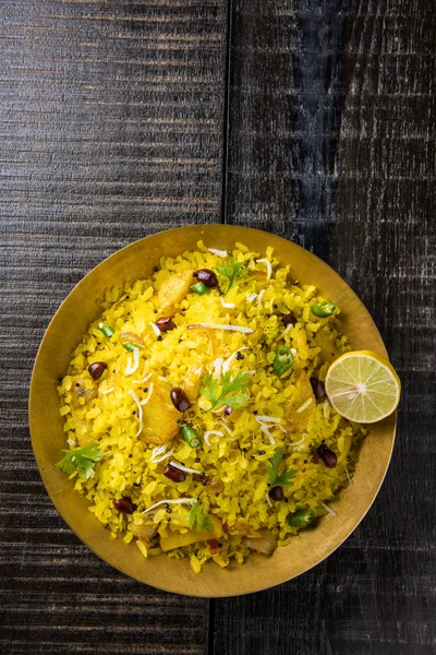 Poha ou aalu poha ou pohe composto por arroz batido ou arroz achatado, petisco indiano favorito — Fotografia de Stock
