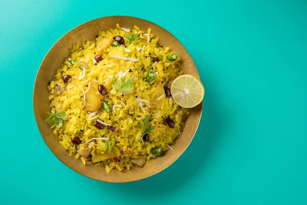 Poha nebo aalu poha nebo pohe tvořen vyšlapané rýže nebo rýže, oblíbené indické snack zploštělá — Stock fotografie