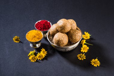 Susam laddu veya tulgul veya til gul laddu veya ladu pirinç levha huldi ve recep, Ocak ayında Hint geleneksel festival, Hint yiyecek, Hint ritüeller, tilgul kek ya da vadi içinde