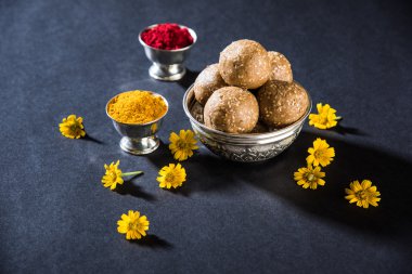 Susam laddu veya tulgul veya til gul laddu veya ladu pirinç levha huldi ve recep, Ocak ayında Hint geleneksel festival, Hint yiyecek, Hint ritüeller, tilgul kek ya da vadi içinde