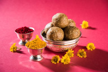 Susam laddu veya tulgul veya til gul laddu veya ladu pirinç levha huldi ve recep, Ocak ayında Hint geleneksel festival, Hint yiyecek, Hint ritüeller, tilgul kek ya da vadi içinde