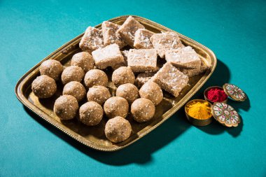 Susam laddu veya tulgul veya til gul laddu veya ladu pirinç levha huldi ve recep, Ocak ayında Hint geleneksel festival, Hint yiyecek, Hint ritüeller, tilgul kek ya da vadi içinde