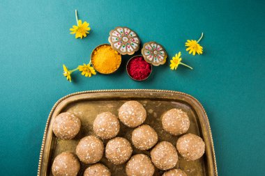 Susam laddu veya tulgul veya til gul laddu veya ladu pirinç levha huldi ve recep, Ocak ayında Hint geleneksel festival, Hint yiyecek, Hint ritüeller, tilgul kek ya da vadi içinde