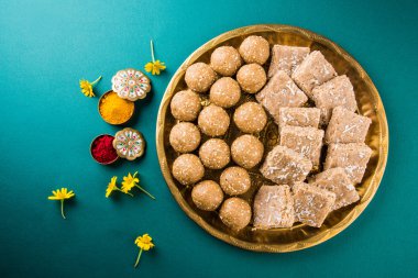 Susam laddu veya tulgul veya til gul laddu veya ladu pirinç levha huldi ve recep, Ocak ayında Hint geleneksel festival, Hint yiyecek, Hint ritüeller, tilgul kek ya da vadi içinde
