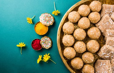 Susam laddu veya tulgul veya til gul laddu veya ladu pirinç levha huldi ve recep, Ocak ayında Hint geleneksel festival, Hint yiyecek, Hint ritüeller, tilgul kek ya da vadi içinde