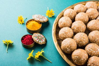 Susam laddu veya tulgul veya til gul laddu veya ladu pirinç levha huldi ve recep, Ocak ayında Hint geleneksel festival, Hint yiyecek, Hint ritüeller, tilgul kek ya da vadi içinde