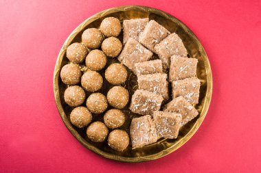 Susam laddu veya tulgul veya til gul laddu veya ladu pirinç levha huldi ve recep, Ocak ayında Hint geleneksel festival, Hint yiyecek, Hint ritüeller, tilgul kek ya da vadi içinde