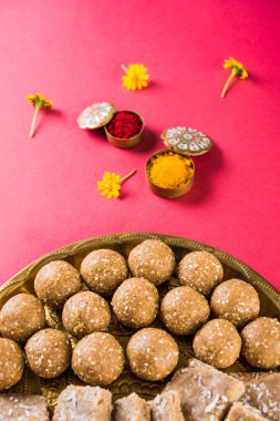 Susam laddu veya tulgul veya til gul laddu veya ladu pirinç levha huldi ve recep, Ocak ayında Hint geleneksel festival, Hint yiyecek, Hint ritüeller, tilgul kek ya da vadi içinde