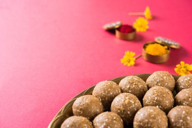 Susam laddu veya tulgul veya til gul laddu veya ladu pirinç levha huldi ve recep, Ocak ayında Hint geleneksel festival, Hint yiyecek, Hint ritüeller, tilgul kek ya da vadi içinde