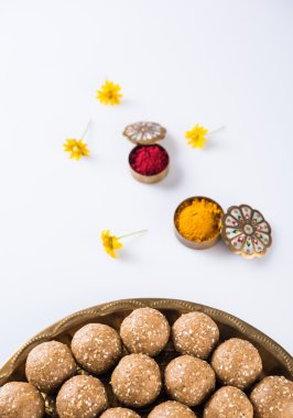 Susam laddu veya tulgul veya til gul laddu veya ladu pirinç levha huldi ve recep, Ocak ayında Hint geleneksel festival, Hint yiyecek, Hint ritüeller, tilgul kek ya da vadi içinde