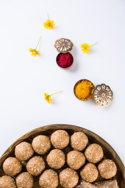 Susam laddu veya tulgul veya til gul laddu veya ladu pirinç levha huldi ve recep, Ocak ayında Hint geleneksel festival, Hint yiyecek, Hint ritüeller, tilgul kek ya da vadi içinde