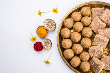 Susam laddu veya tulgul veya til gul laddu veya ladu pirinç levha huldi ve recep, Ocak ayında Hint geleneksel festival, Hint yiyecek, Hint ritüeller, tilgul kek ya da vadi içinde