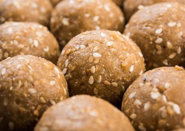 Susam laddu veya tulgul veya til gul laddu veya ladu pirinç levha huldi ve recep, Ocak ayında Hint geleneksel festival, Hint yiyecek, Hint ritüeller, tilgul kek ya da vadi içinde