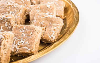Susam laddu veya tulgul veya til gul laddu veya ladu pirinç levha huldi ve recep, Ocak ayında Hint geleneksel festival, Hint yiyecek, Hint ritüeller, tilgul kek ya da vadi içinde