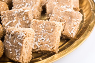 Susam laddu veya tulgul veya til gul laddu veya ladu pirinç levha huldi ve recep, Ocak ayında Hint geleneksel festival, Hint yiyecek, Hint ritüeller, tilgul kek ya da vadi içinde