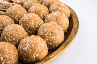 Susam laddu veya tulgul veya til gul laddu veya ladu pirinç levha huldi ve recep, Ocak ayında Hint geleneksel festival, Hint yiyecek, Hint ritüeller, tilgul kek ya da vadi içinde