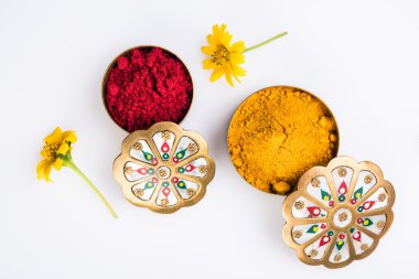 haldi veya zerdeçal ve kumkum veya kum kum kap çiçeklerle. Doğal renk tozları Tanrı'ya ibadet ederken kullanılır ve hayırlı vesilelerle.