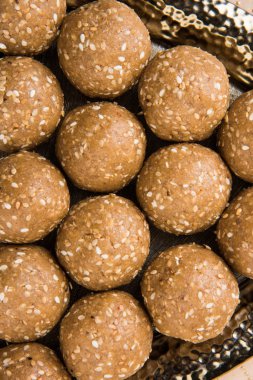 Hint susam tatlı veya tilgul laddu veya til gul laddu, jaggery ve susam oluşan, el yapımı, yuvarlak, Hint tatlı Makar Sankranti festivalinde hazırlanan