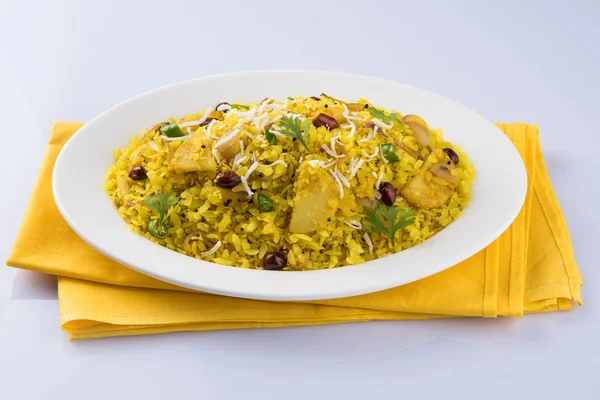 Poha of aalu poha pohe samengesteld uit geslagen rijst of rijst, favoriete Indische snack afgevlakt — Stockfoto