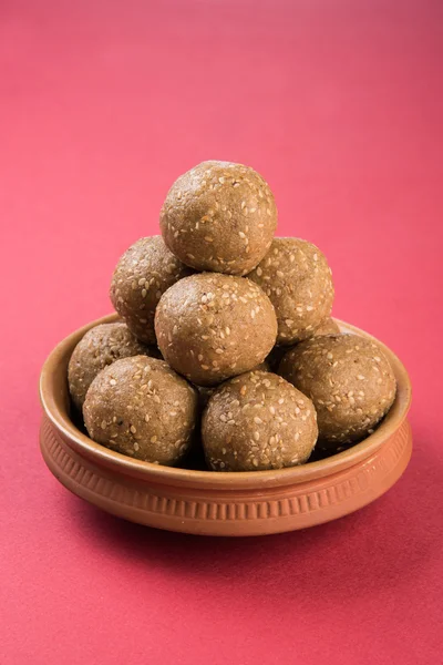 Gergelim indiano doce ou tilgul laddu, constituído por sementes de jaggery e gergelim, feito à mão, redondo, doce indiano preparado no festival Makar Sankranti — Fotografia de Stock