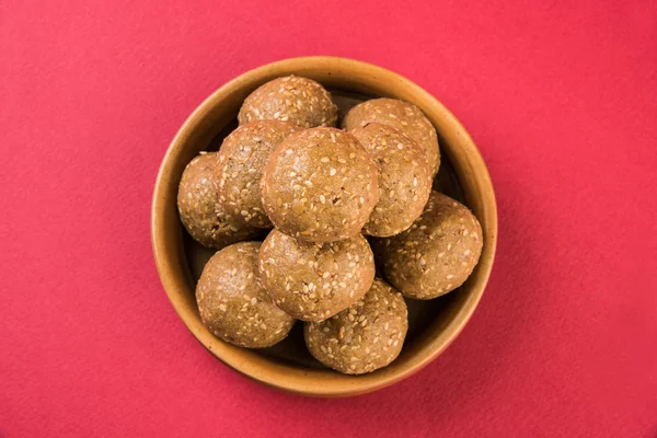 Indische Sesamsüsschen oder Tilgul Laddu, bestehend aus Jaggery und Sesam, handgemacht, rund, indische Süßigkeiten, zubereitet im makar sankranti Festival — Stockfoto