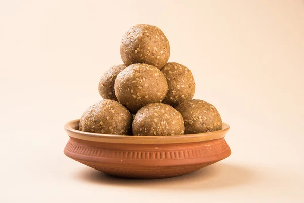 Indische sesam zoete of tilgul laddu, samengesteld uit kruiden en sesamzaden, handgemaakte, ronde, Indiase zoete bereid in Makar Sankranti Festival — Stockfoto