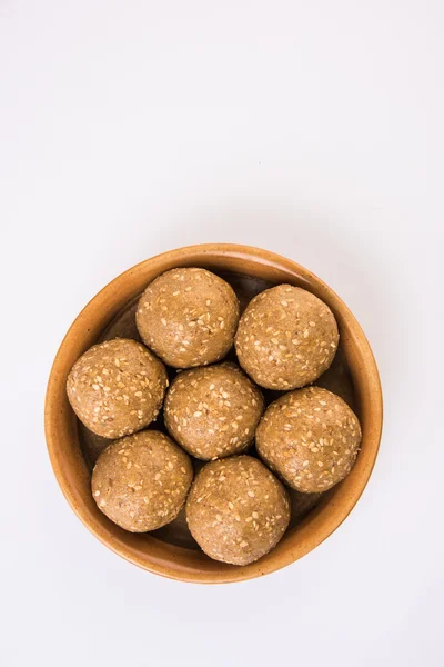 Indische Sesamsüsschen oder Tilgul Laddu, bestehend aus Jaggery und Sesam, handgemacht, rund, indische Süßigkeiten, zubereitet im makar sankranti Festival — Stockfoto