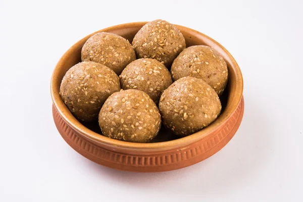 Sésame indien doux ou tilgul laddu, composé de graines de jaggery et de sésame, fait main, rond, sucré indien préparé au festival Makar Sankranti — Photo
