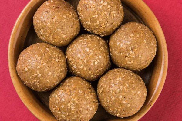 Indische Sesamsüsschen oder Tilgul Laddu, bestehend aus Jaggery und Sesam, handgemacht, rund, indische Süßigkeiten, zubereitet im makar sankranti Festival — Stockfoto