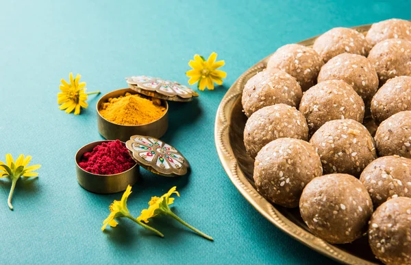 참 깨 laddu 또는 tulgul 또는 한글 laddu 또는 huldi와 kumkum, 1 월에 인도 전통 축제, 인도 달콤한 음식, 인도 의식, tilgul 케이크 또는 투숙객 황동 접시에 ladu까지 — 스톡 사진