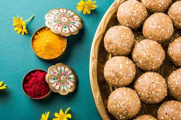 Sésamo laddu ou tulgul ou til gul laddu ou ladu em chapa de latão com huldi e kumkum, festival tradicional indiano em janeiro, comida doce indiana, rituais indianos, bolo de tilgul ou vadi — Fotografia de Stock