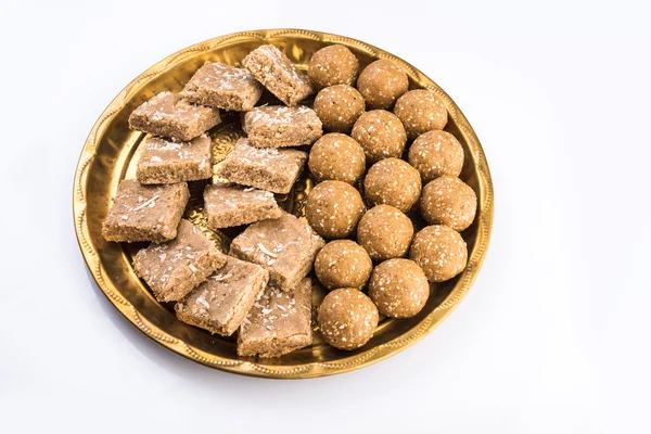 Susam laddu veya tulgul veya til gul laddu veya ladu pirinç levha huldi ve recep, Ocak ayında Hint geleneksel festival, Hint yiyecek, Hint ritüeller, tilgul kek ya da vadi içinde