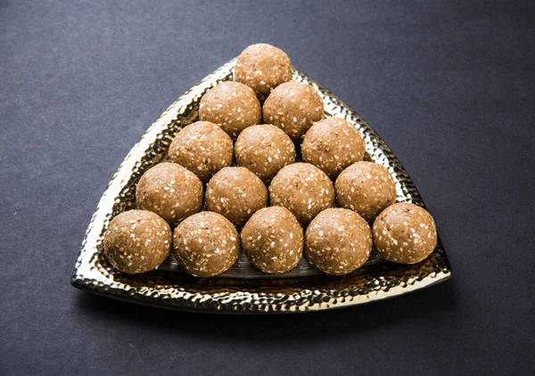 Le sésame indien sucré ou tilgul laddu ou til gul laddu, composé de graines de jaggery et de sésame, fait main, rond, sucré indien préparé au festival Makar Sankranti — Photo