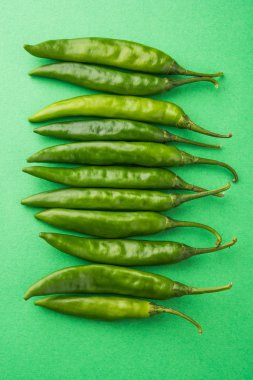 yeşil biber veya soğuk veya chillis yeşil arka plan, portre ve seçici odak üzerinde